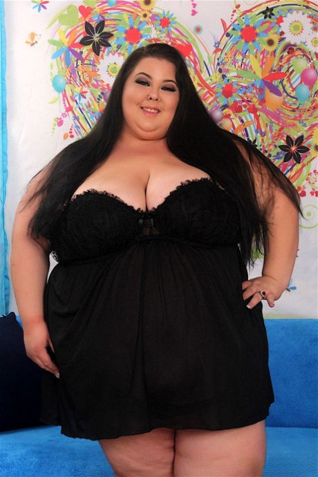 Huge SSBBWs Apple Bomb and Lola Lovebug Share a Skinny Guy