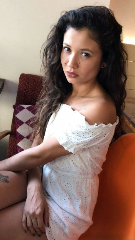 Feisty Latina shows who's the boss